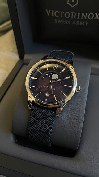Victorinox Alliance Small Swiss Army Moon com diamante